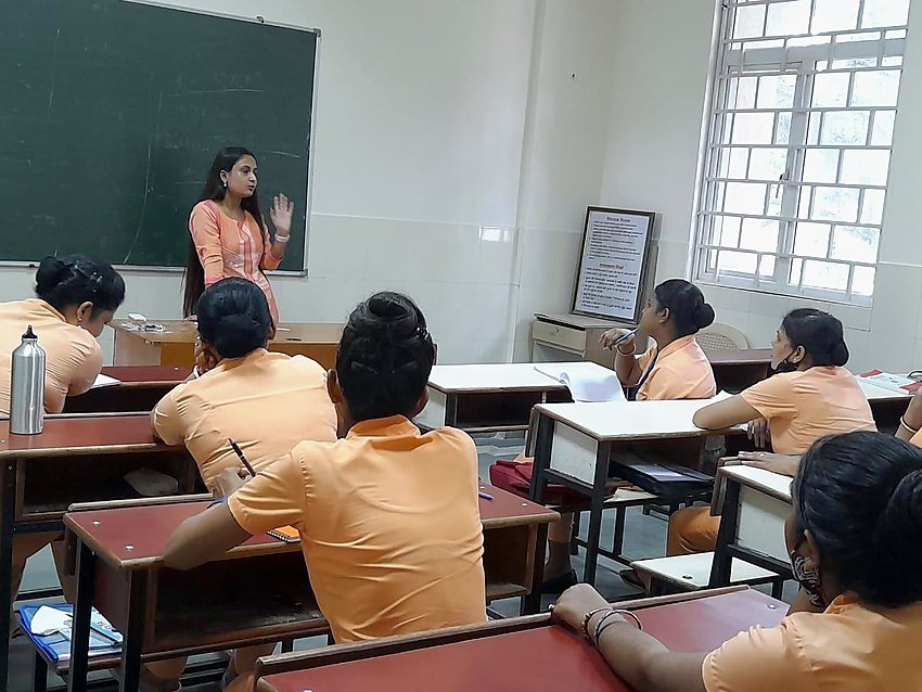 Dt. Sneha Shankar explaining a concept during a classroom nutrition lecture
