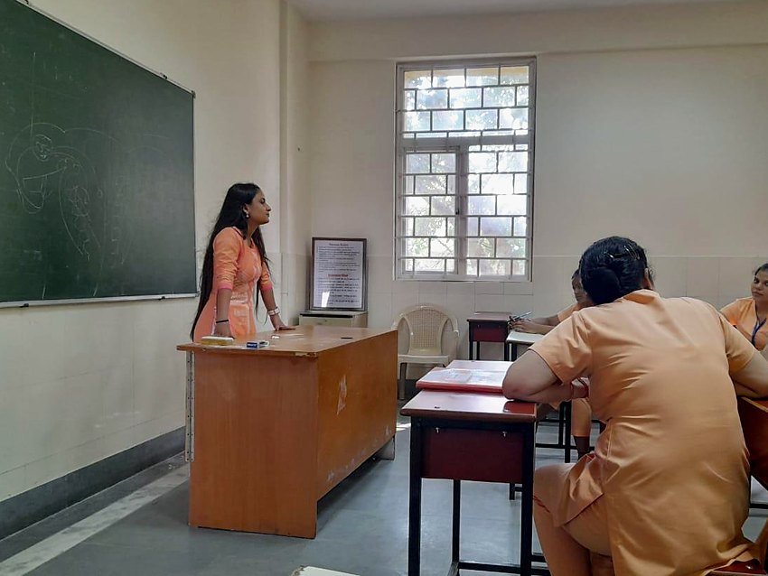 Dt. Sneha Shankar leading a classroom nutrition session